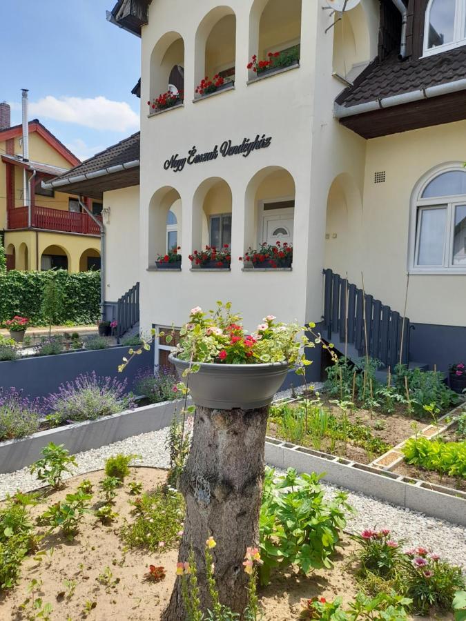 Hotel Negy Evszak Vendeghaz Balatonboglár Exterior foto